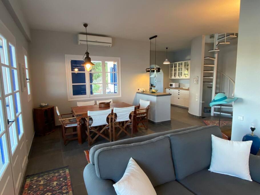 Retreat Villa By The Sea With Pool In Πόρτο Χέλι Εξωτερικό φωτογραφία
