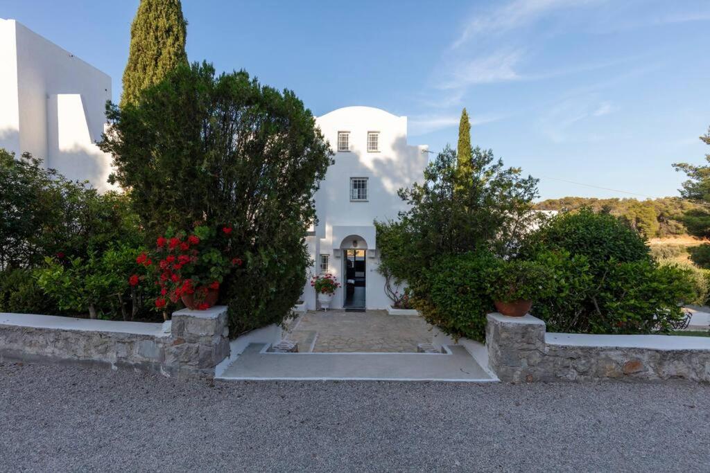 Retreat Villa By The Sea With Pool In Πόρτο Χέλι Εξωτερικό φωτογραφία