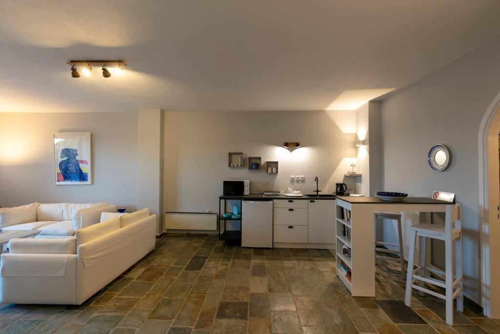 Retreat Villa By The Sea With Pool In Πόρτο Χέλι Εξωτερικό φωτογραφία